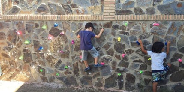 Colocar presas de escalada en una pared de hormigón